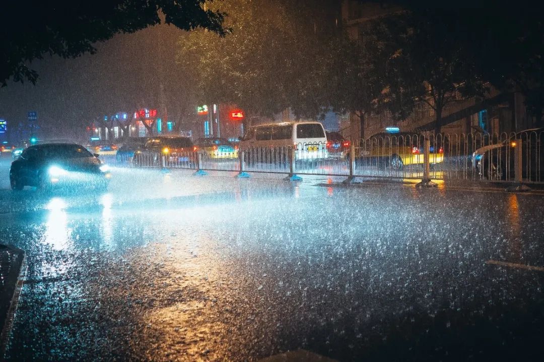 三預(yù)警齊發(fā)！強(qiáng)降雨來襲 湘中、湘南局地大暴雨