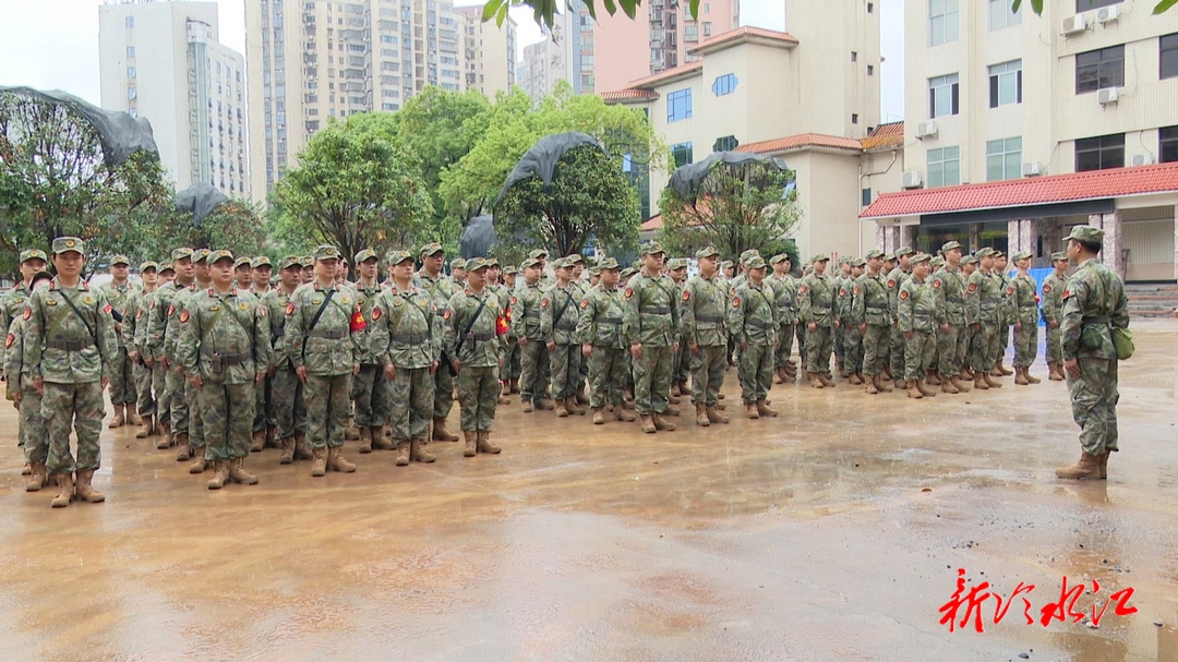 省軍區(qū)對我市應(yīng)急連民兵進(jìn)行拉動(dòng)考核