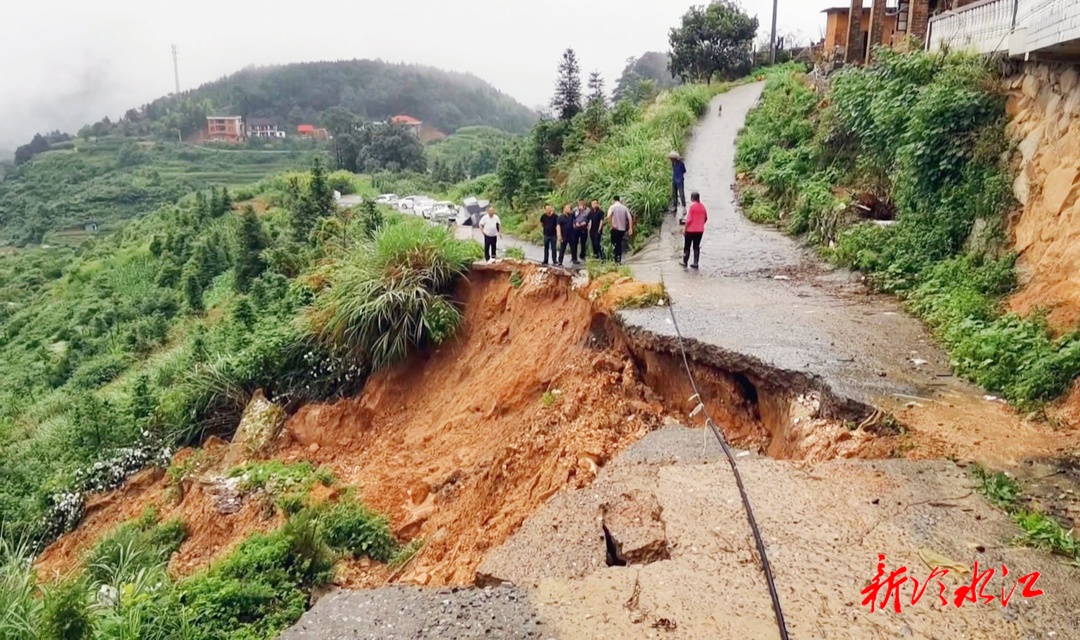 關(guān)注強降雨  鄉(xiāng)村道路塌方 村民緊急撤離