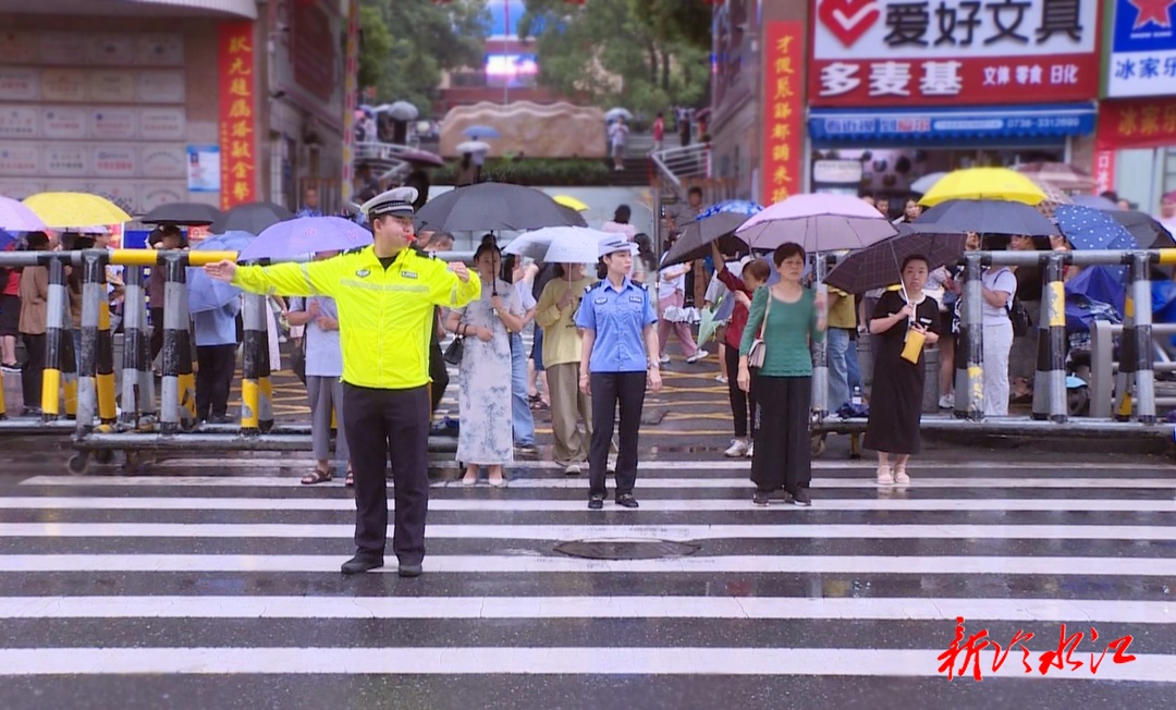 聚焦中考 中考首日遇降雨 交警冒雨保暢通