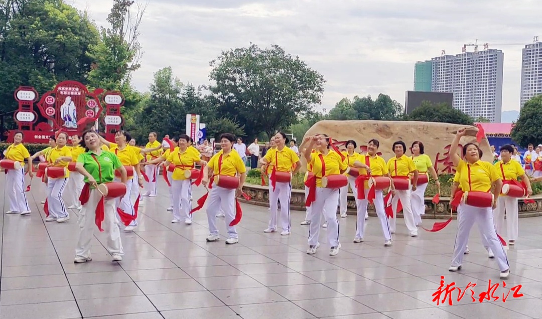 慶“七一”  民間藝術(shù)團(tuán)慶載歌載舞慶祝建黨103周年