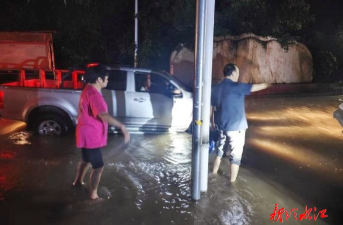 冷水江市鐸山鎮(zhèn)：  汛情即是命令  一線守護(hù)百姓安全