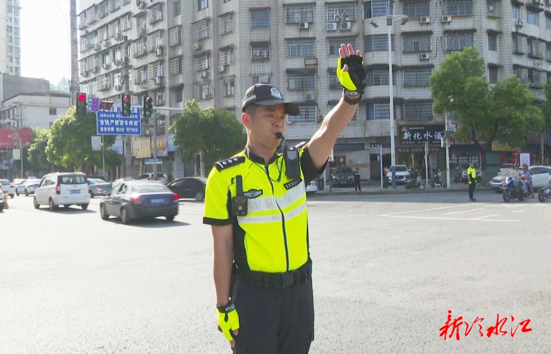 高溫下的堅守（一） 交警姜武：烈日下的真“汗”子