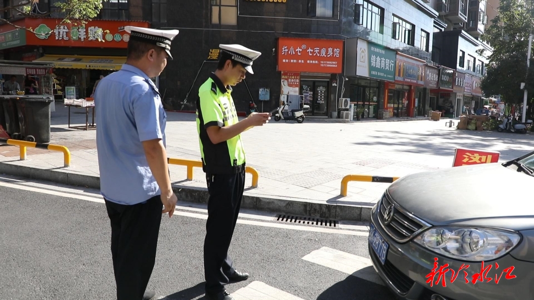 12345進(jìn)行時(shí) | 翰林國(guó)際路口停車亂 交警出擊整治