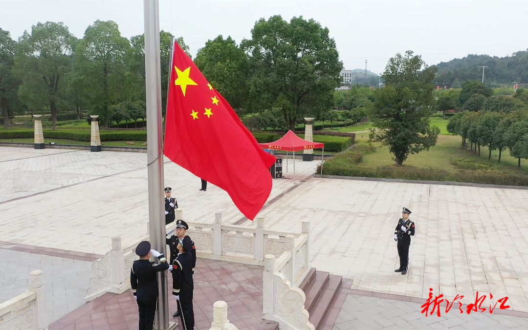 祝福祖國(guó)！今天，冷水江舉行國(guó)慶升國(guó)旗儀式