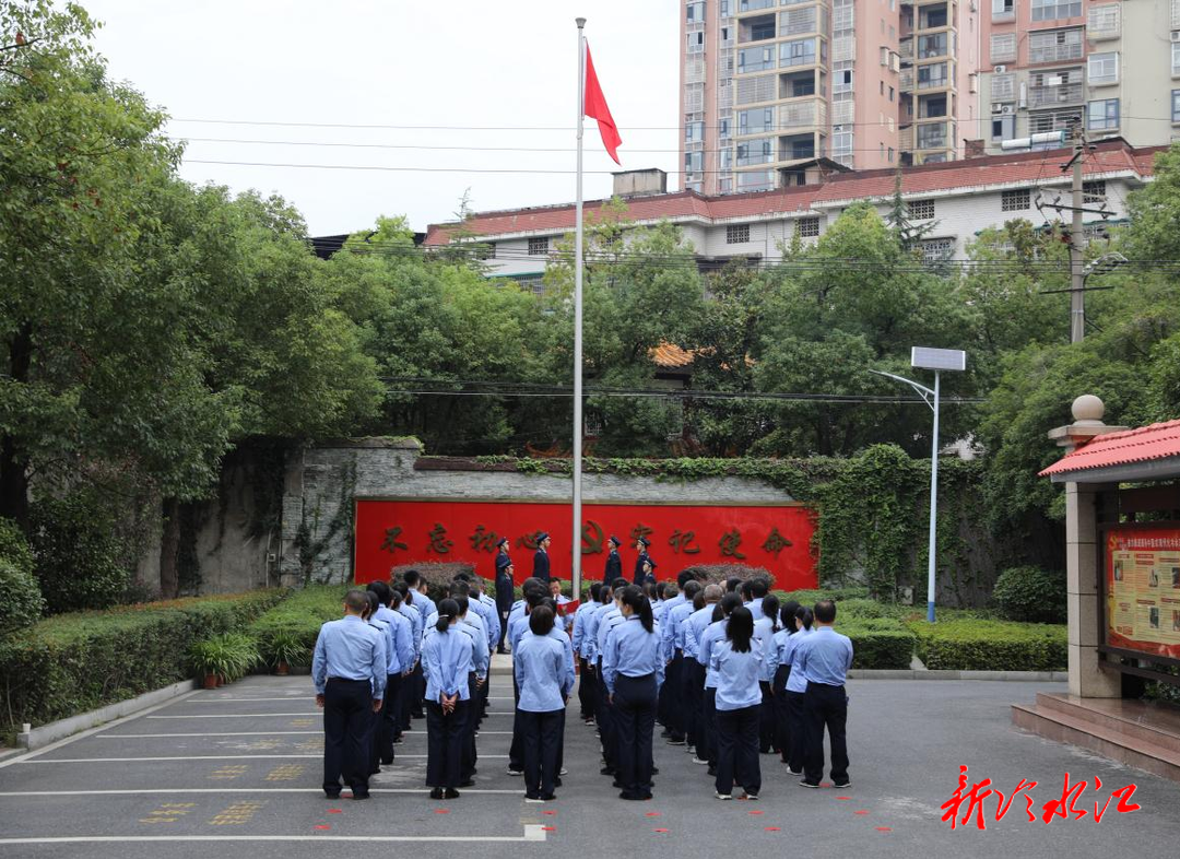 冷水江市稅務局舉行升國旗儀式