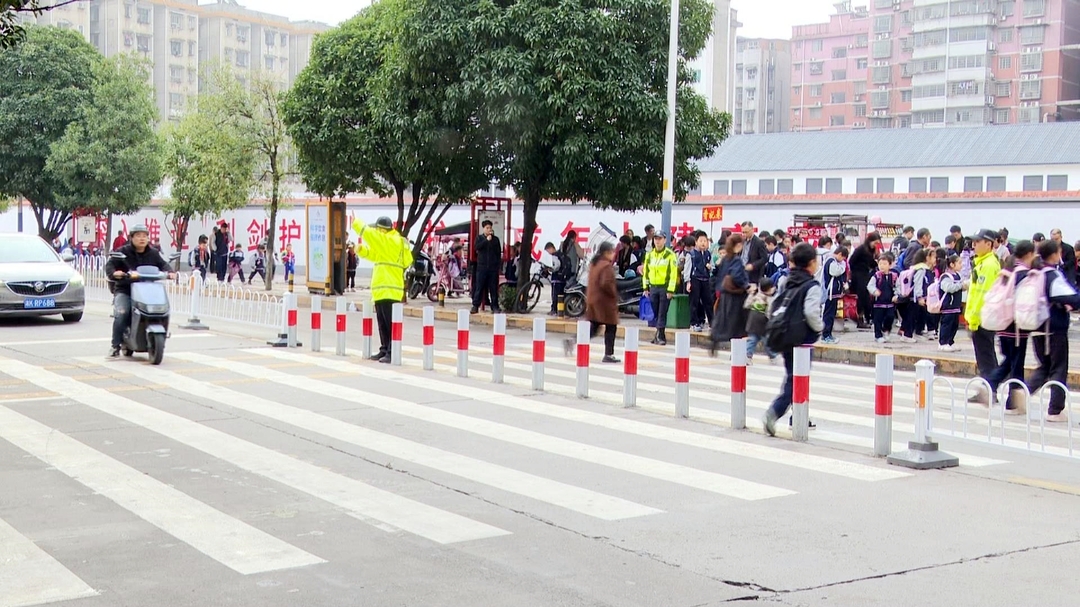 冷水江市交警站好“護學(xué)崗” 筑牢學(xué)生安全防線