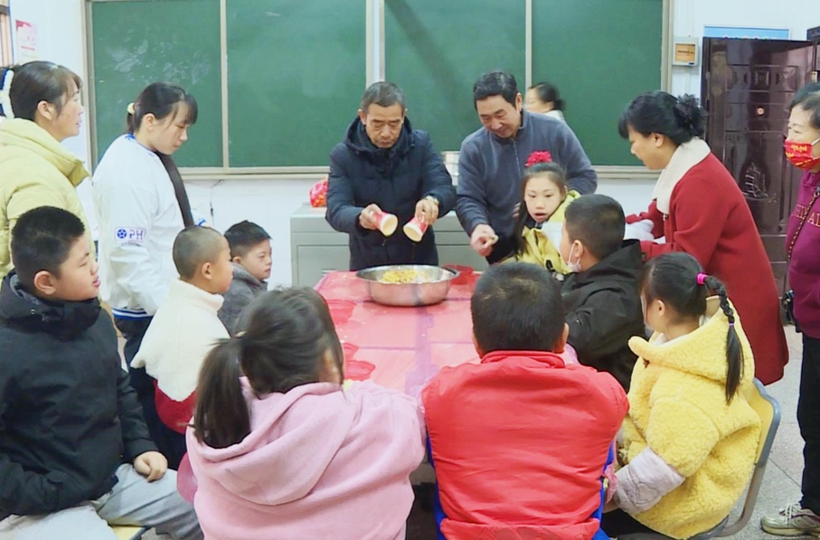 冷水江市特殊教育學(xué)校：親子包餃子 共筑溫馨校園