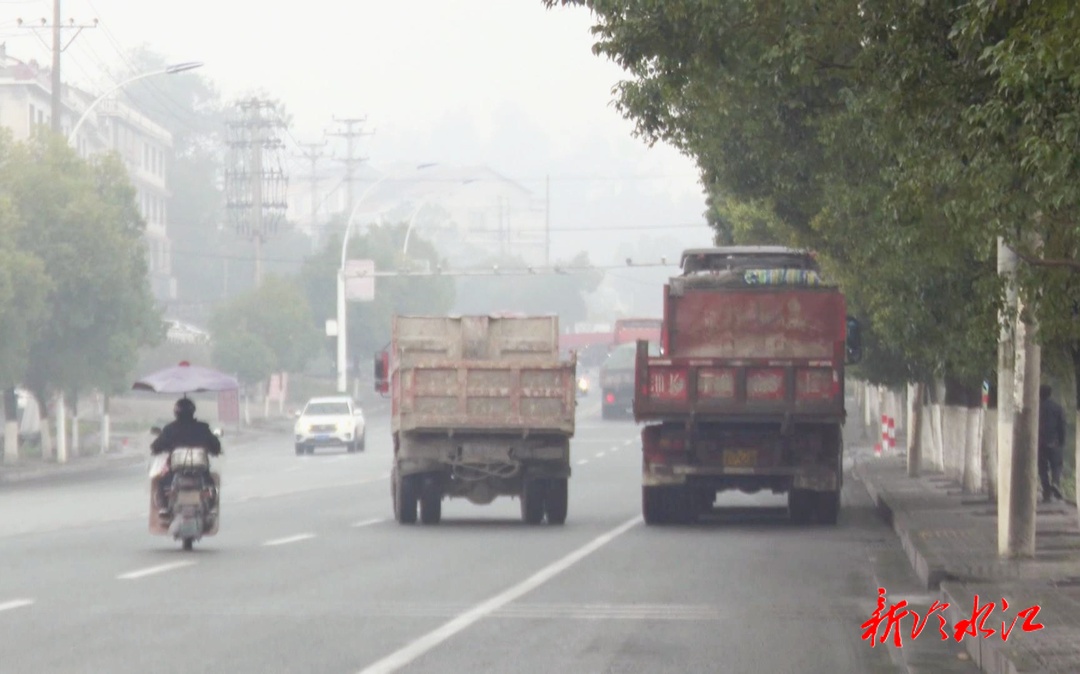 12345進行時  國道G354坪塘社區(qū)路段大貨車亂停放惹居民擔憂