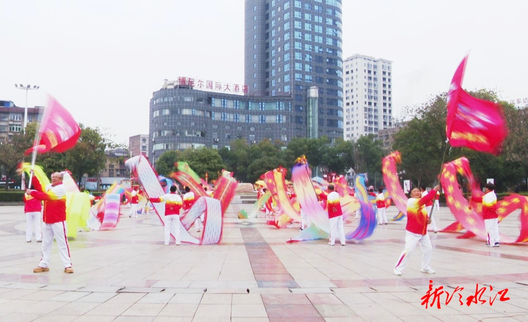 慶元旦 迎新年 | 冷水江街道新時代文明實踐所健身舞龍隊喜迎新年