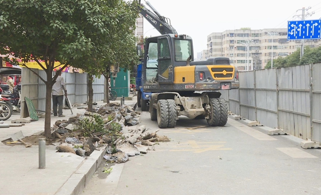 冷水江市軍區(qū)水泥廠公交車站臺施工建設(shè) 提升市民出行體驗