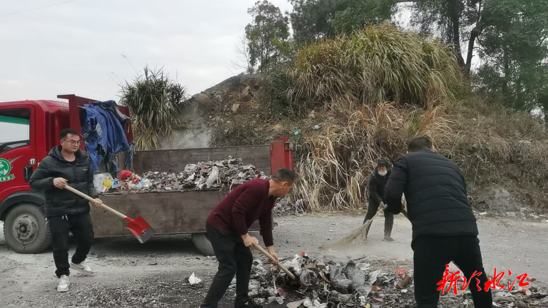 冷水江街道永興村：志愿清掃“草原” 守護(hù)如畫(huà)風(fēng)景