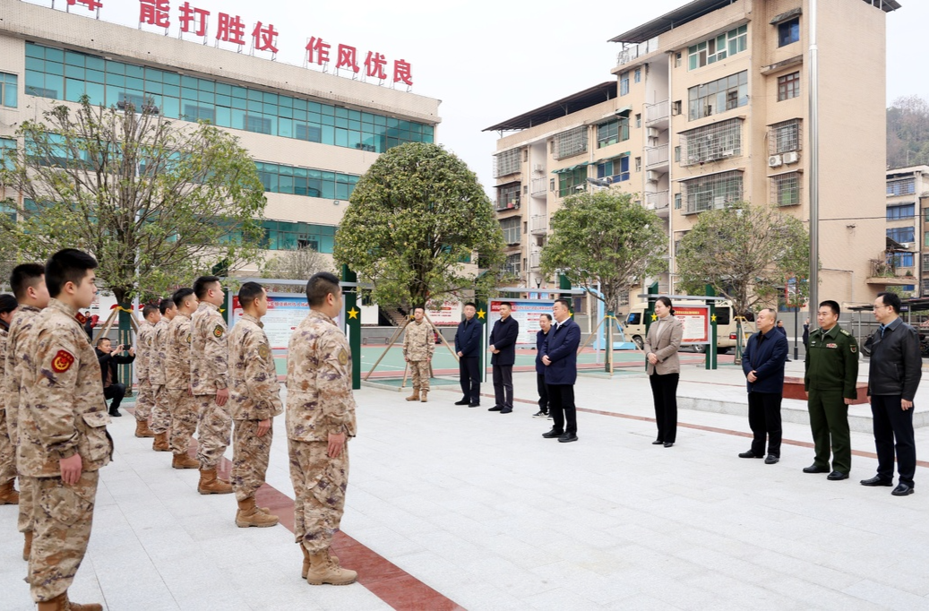 新春走基层·致敬奋斗者  陈创业率队走访慰问驻军单位和消防救援大队