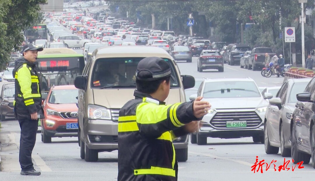 新春走基層·致敬奮斗者  冷水江交警：堅守崗位 守護市民出行平安