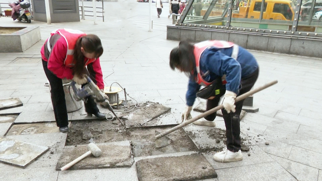 新春走基层 | 冷水江市政维护队道板班：城市“脉络”守护者