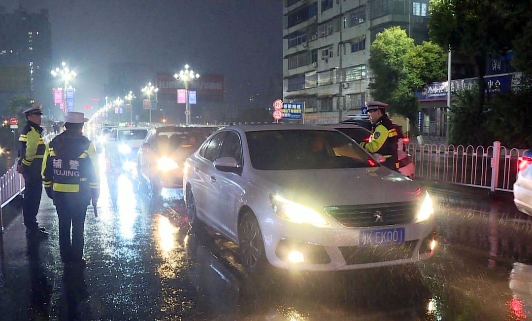 交警夜查酒驾醉驾 筑牢道路交通安全防线