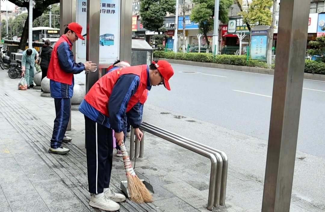 学雷锋·文明实践我行动 | 冷水江市一中附中学子开展公交站台清洁活动