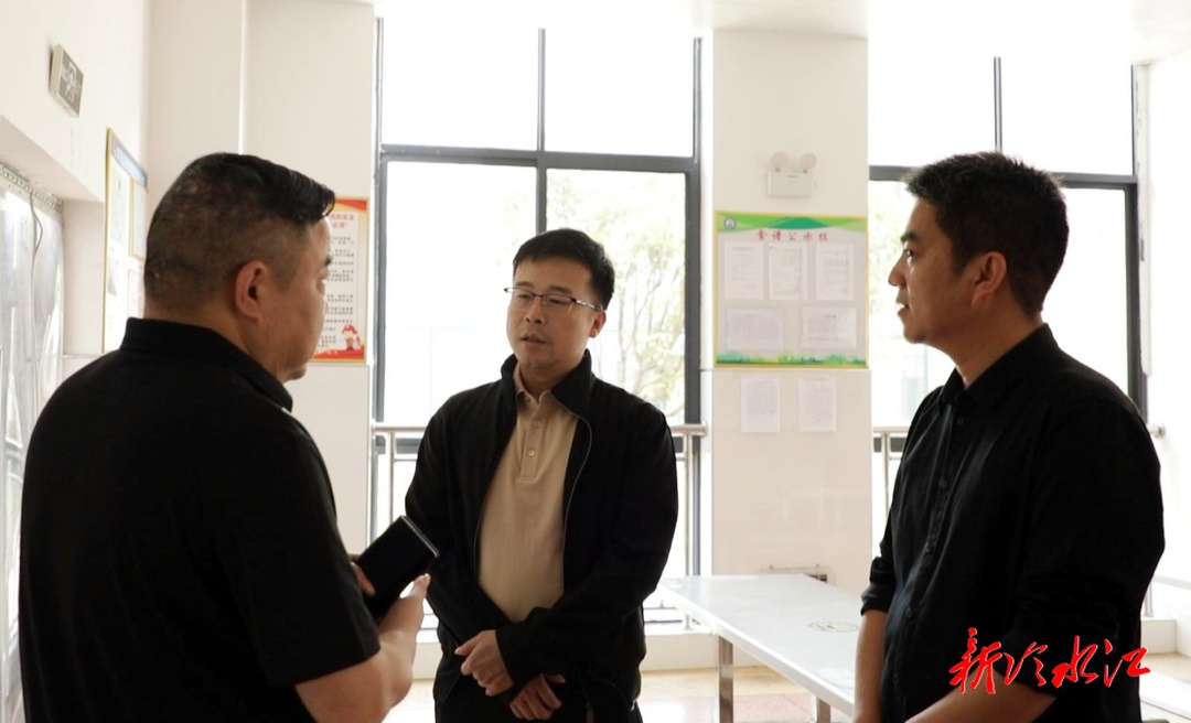 市領導深入學校開展專項督查