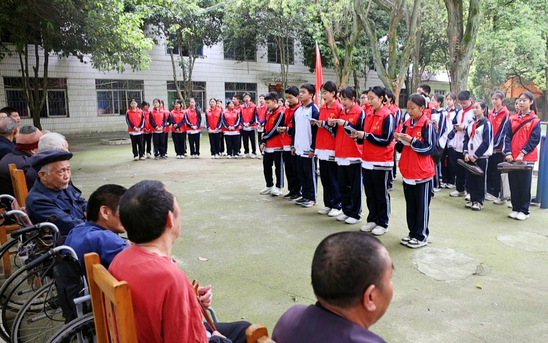 新時代文明實踐  冷水江市第七中學(xué)深入養(yǎng)老院開展敬老愛老活動