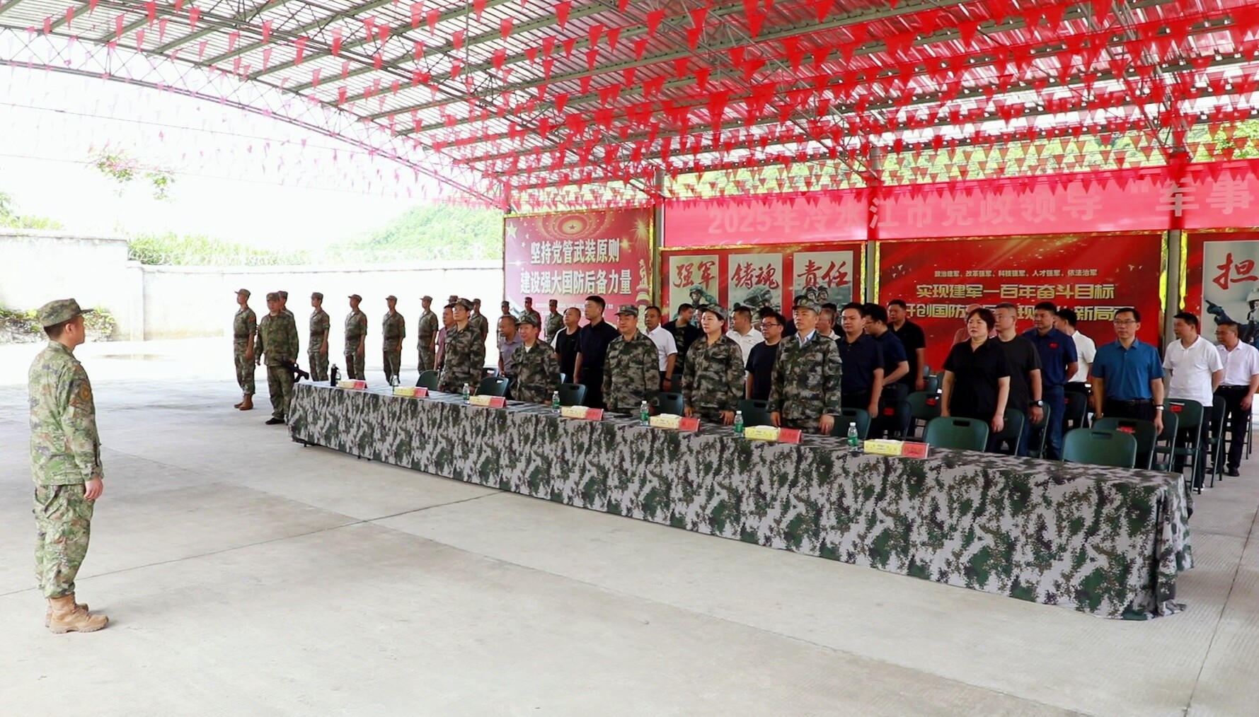 陳創業等市領導參加黨政領導“軍事日”活動