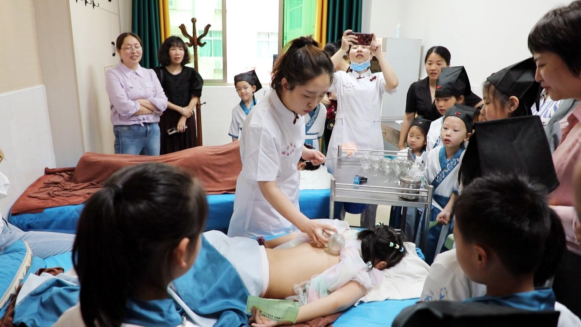 冷水江市妇幼保健院举办中医文化亲子体验活动
