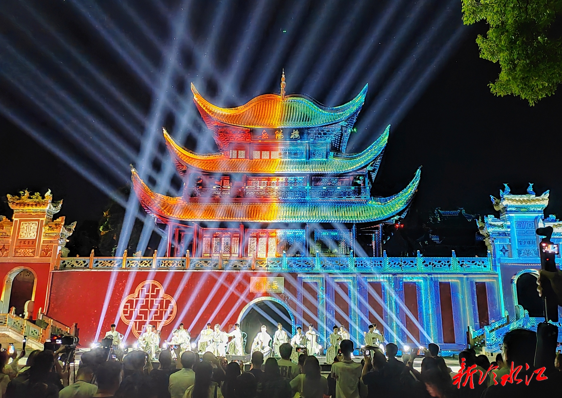 “大美江湖·天下岳陽——新聞媒體岳陽行”｜岳陽樓夜游演藝《今上岳陽樓》亮相，光影交織共敘憂樂精神