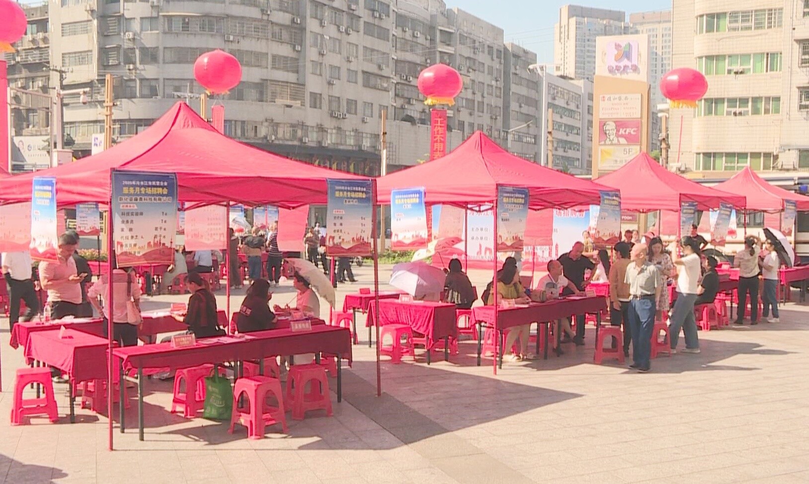 冷水江市舉行2025年民營(yíng)企業(yè)服務(wù)月專場(chǎng)招聘會(huì)