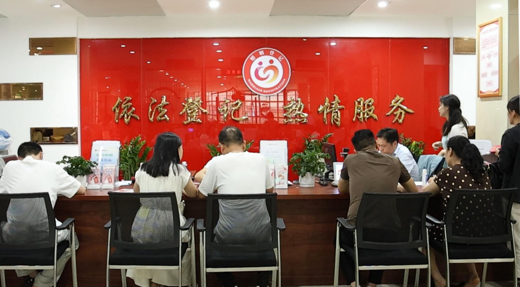 “520”婚姻登記火爆 冷水江市民政局婚姻登記處：提前服務(wù) 為愛加班