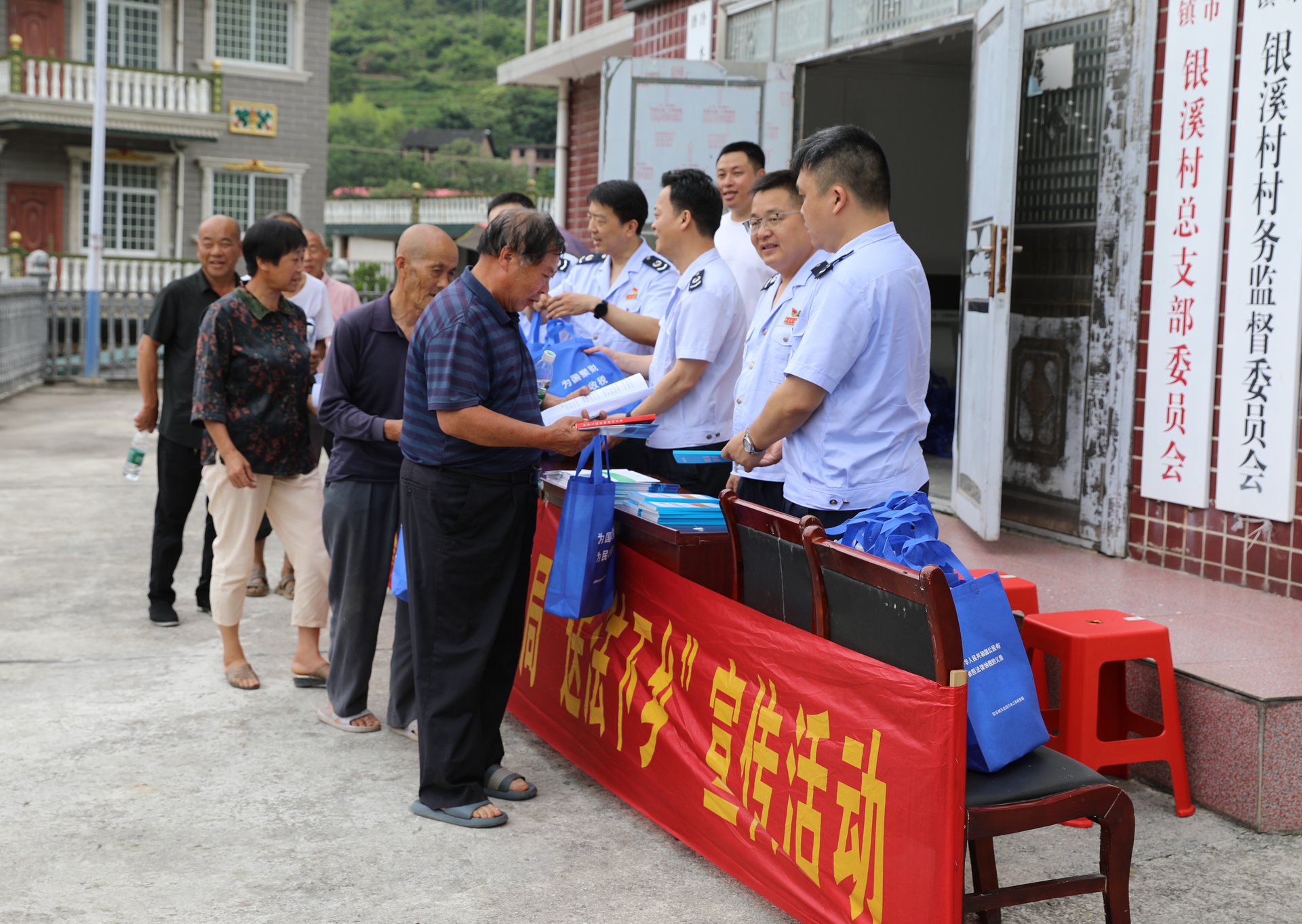 冷水江市稅務(wù)局開展送法下鄉(xiāng)活動