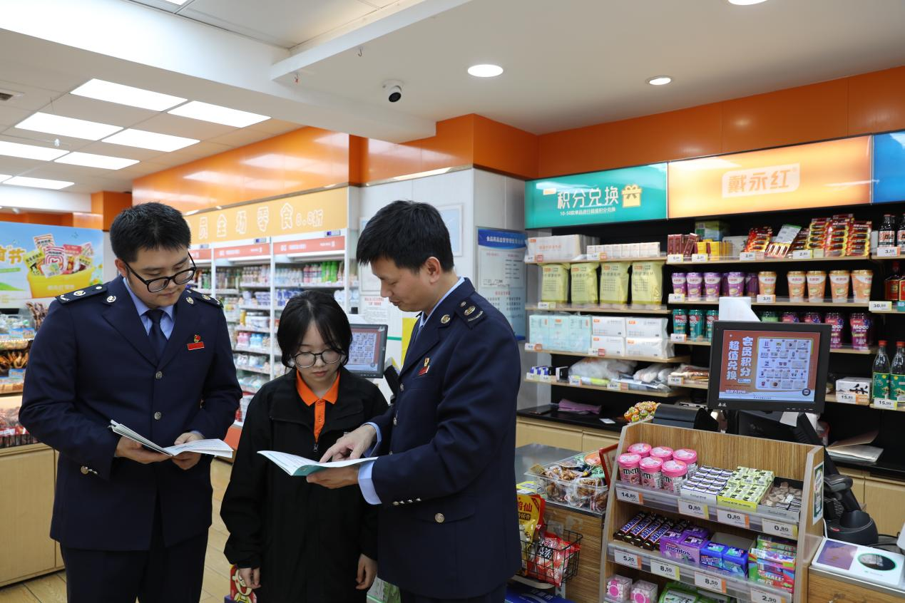 冷水江市稅務(wù)局：稅惠賦能“舌尖經(jīng)濟(jì)”  法治護(hù)航“零食小店”