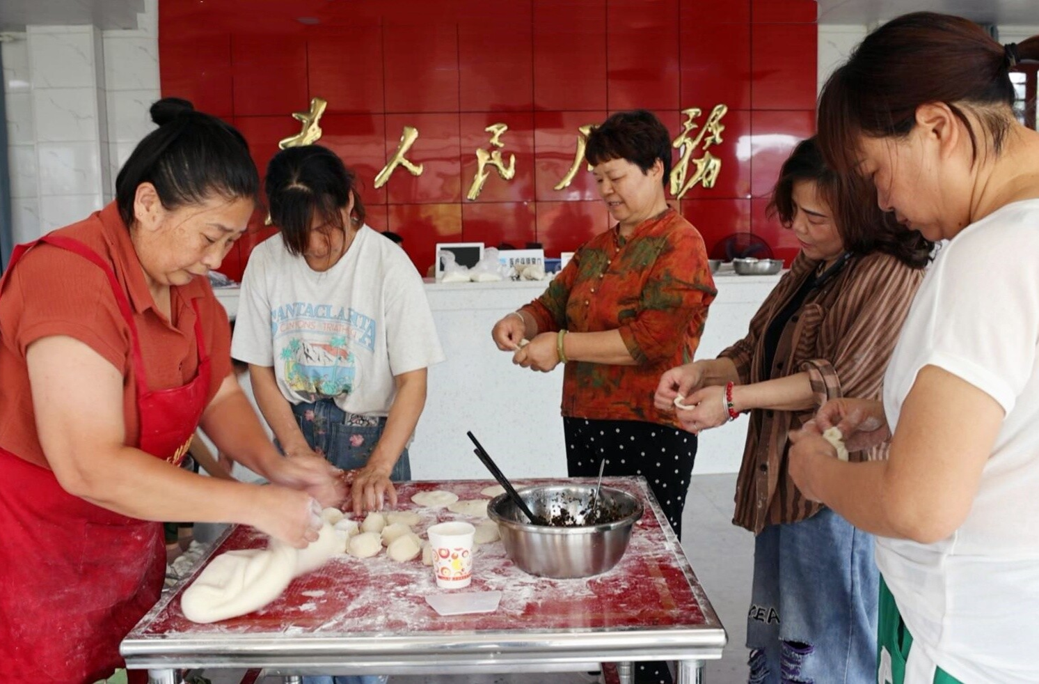 我們的節(jié)日·端午  布溪街道老屋村：粽香傳情 暖心敬老