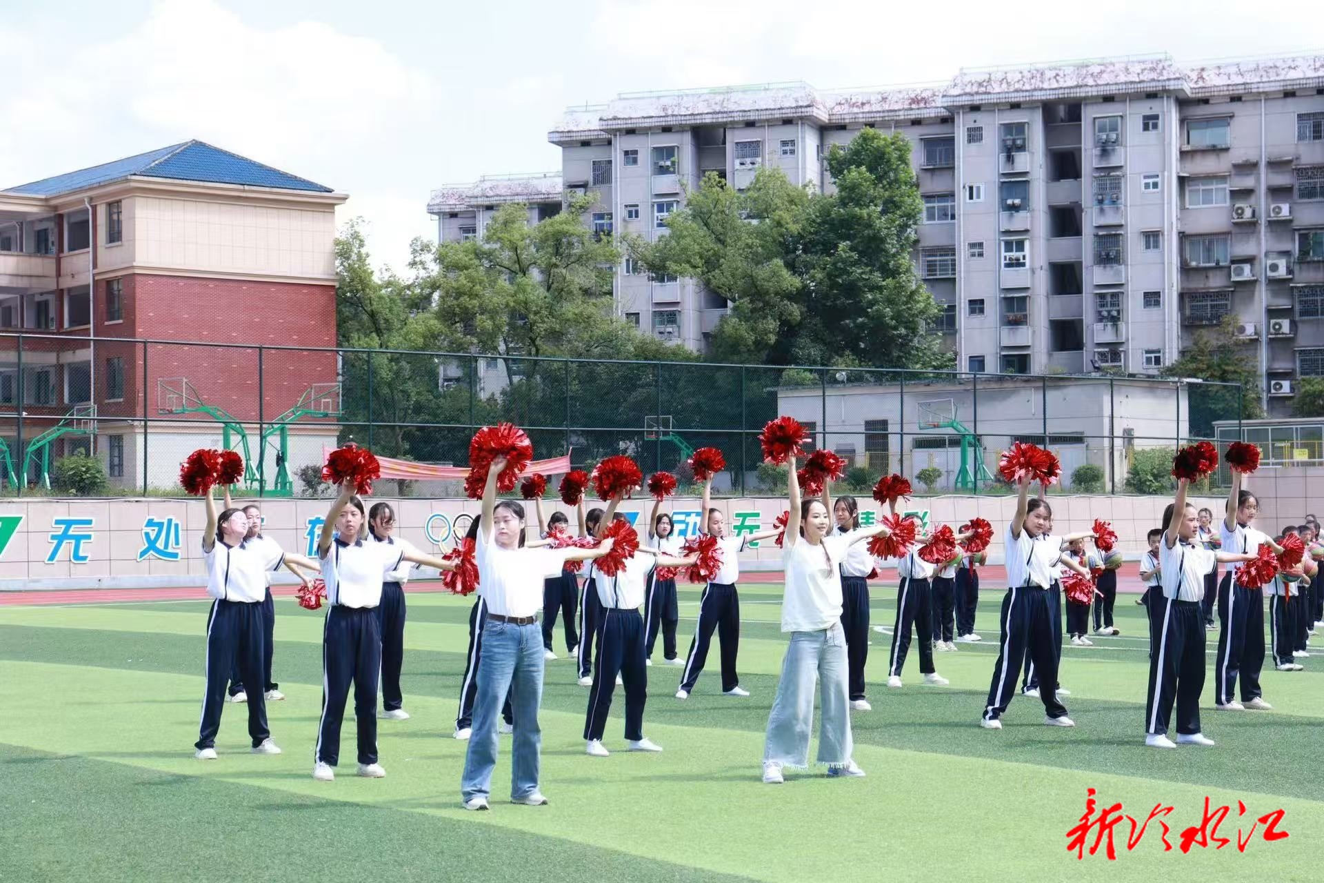 喜迎“六一”！冷水江市城東學(xué)校開展三大球花式表演活動