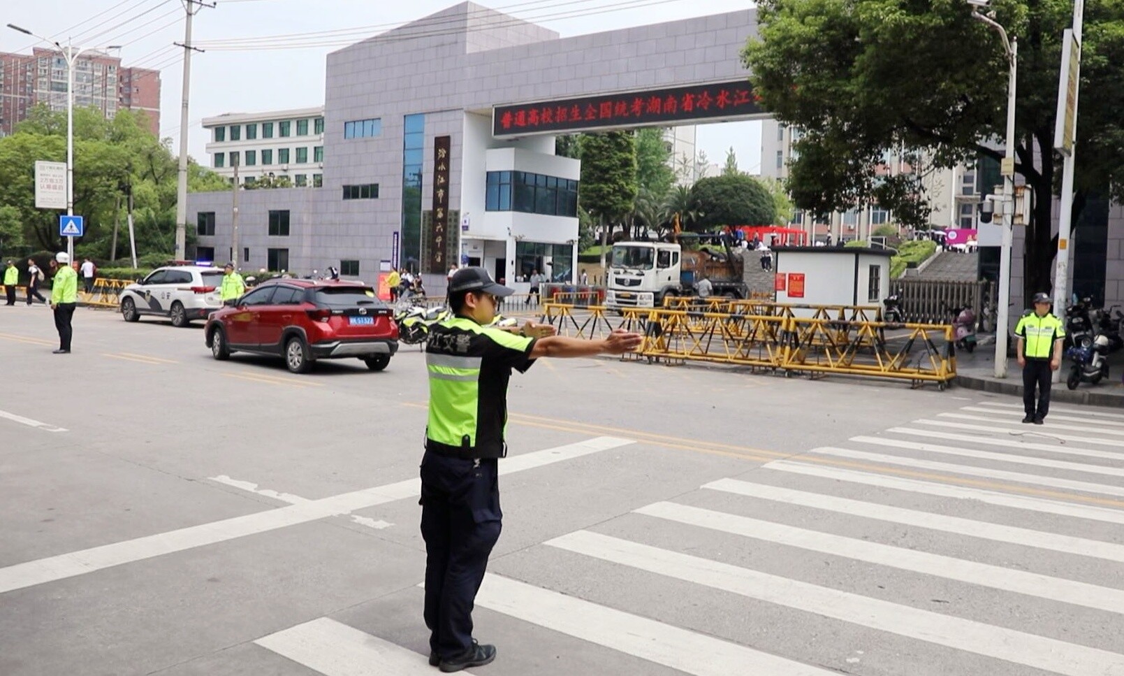 護(hù)航高考  冷水江市多部門聯(lián)動 暖心舉措護(hù)考生出行
