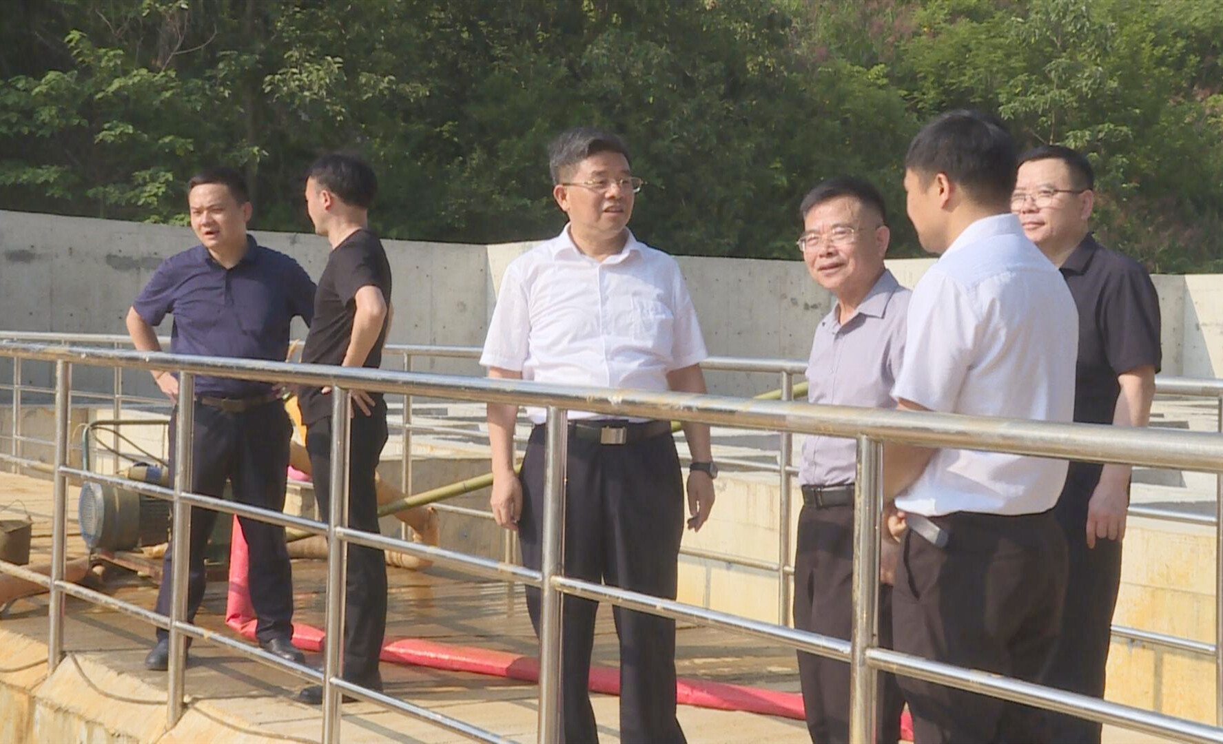 戴德清來冷水江參加“法治護綠人大行”活動時強調(diào) 發(fā)揮代表作用 強化法治思維 建設(shè)美麗婁底