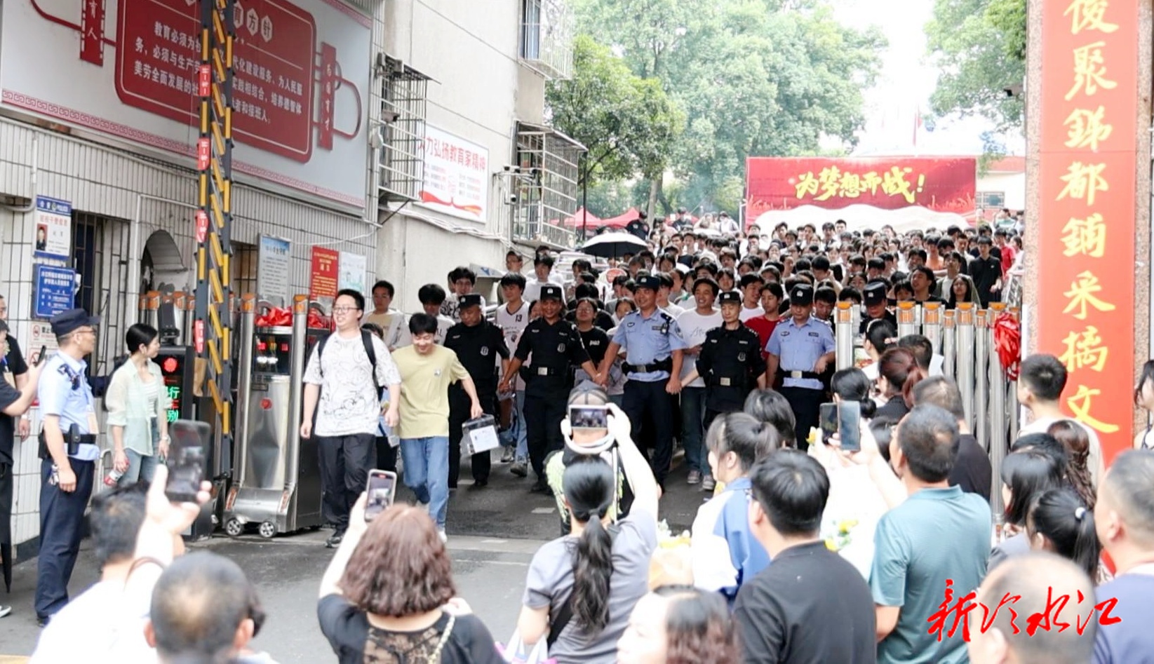 冷水江市2025年高考圓滿落幕  落筆青春答卷 揚(yáng)帆人生新程