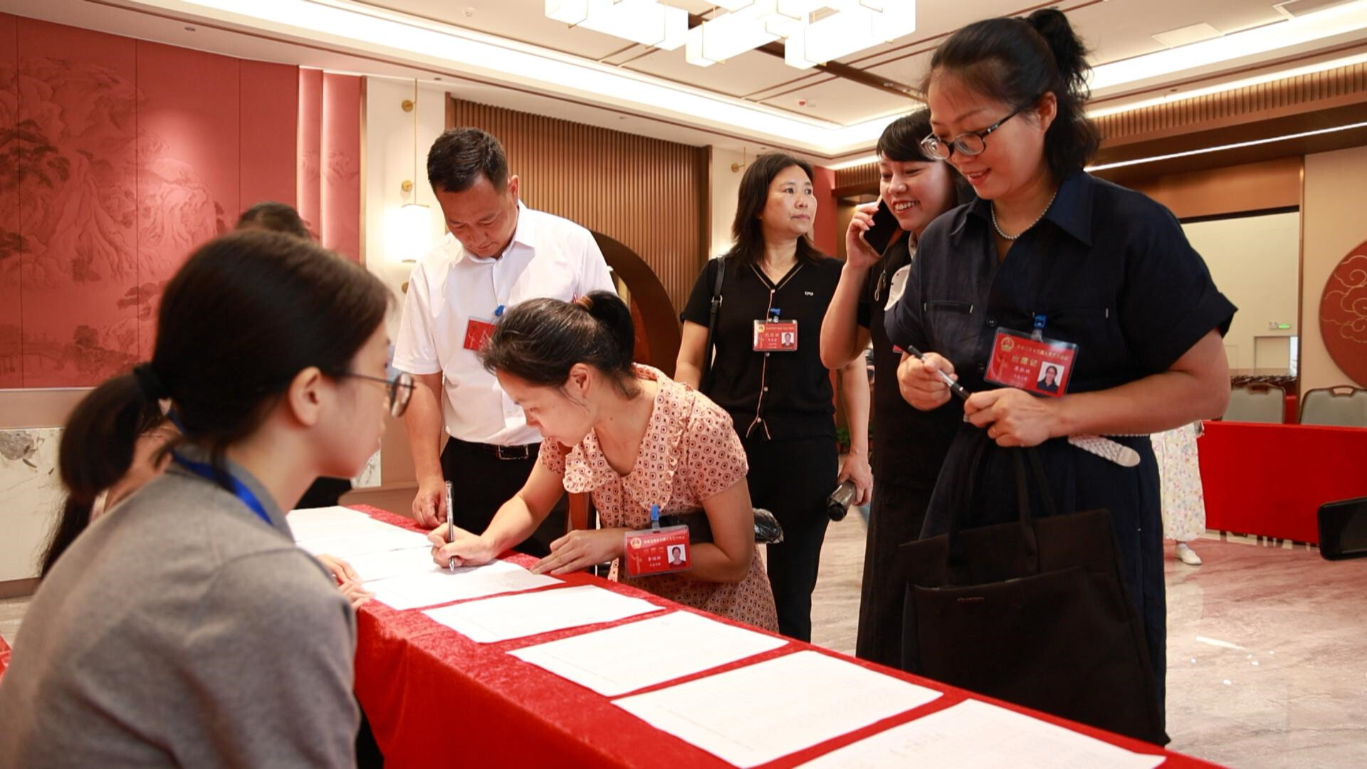 奮進(jìn)新銻都 | 197名人大代表報(bào)到：踴躍建言  共商良方