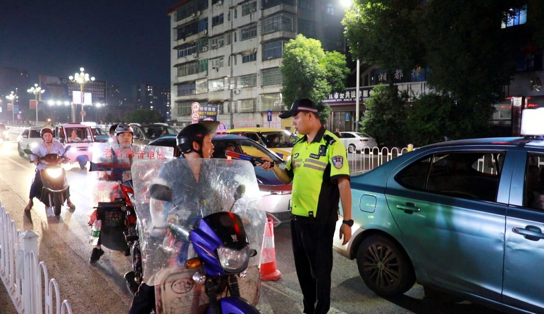 奮進(jìn)新銻都 | 兩會(huì)期間 嚴(yán)查酒駕醉駕 代表委員“零發(fā)現(xiàn)”彰顯自律