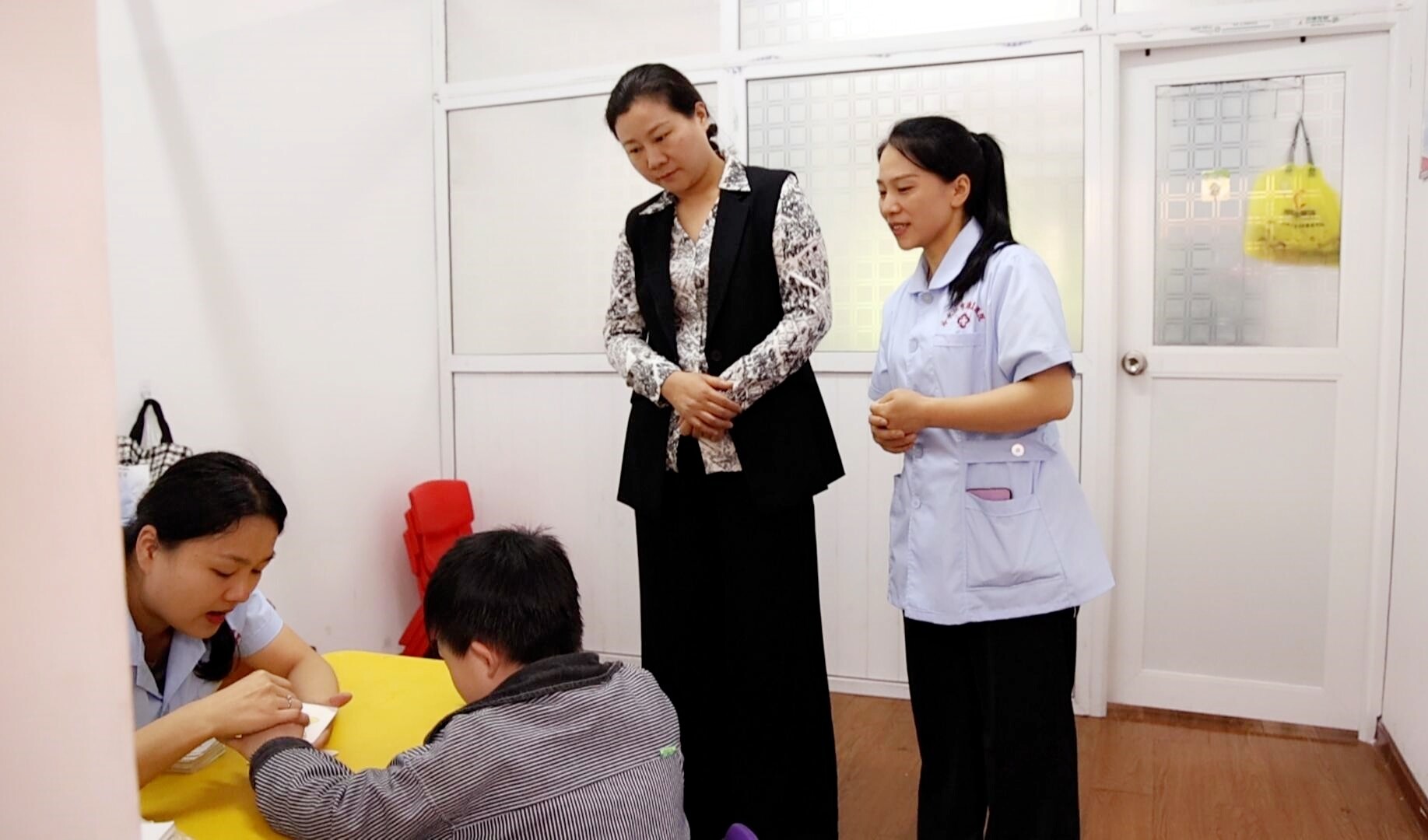 陳衛(wèi)紅走訪慰問殘疾人