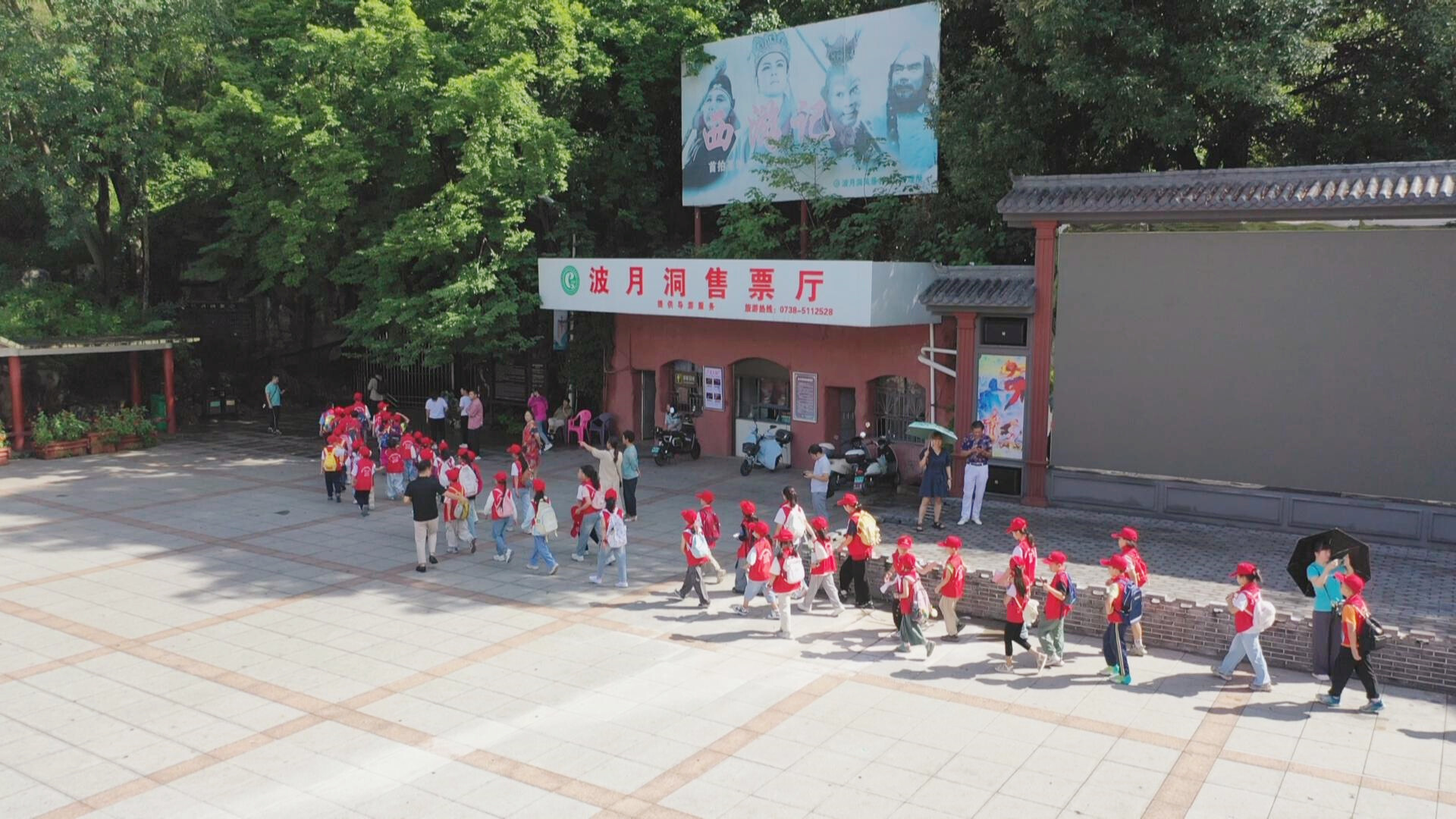 融媒小記者探秘波月洞 地質(zhì)奇觀變身生動課堂