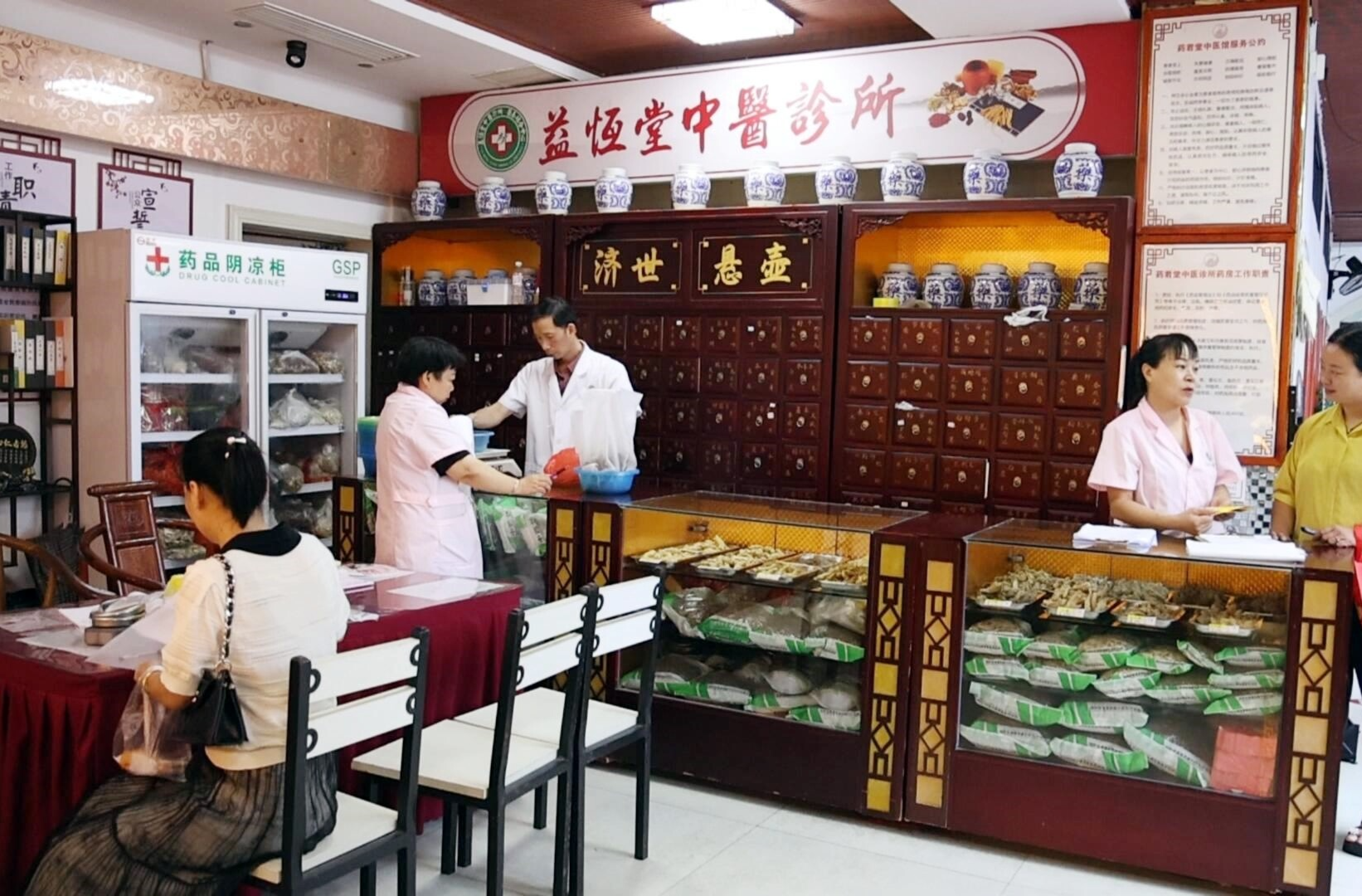 落實兩會精神·干出新天地 | 冷水江市政協委員送"健康禮" 為城市美容師撐起"健康傘"