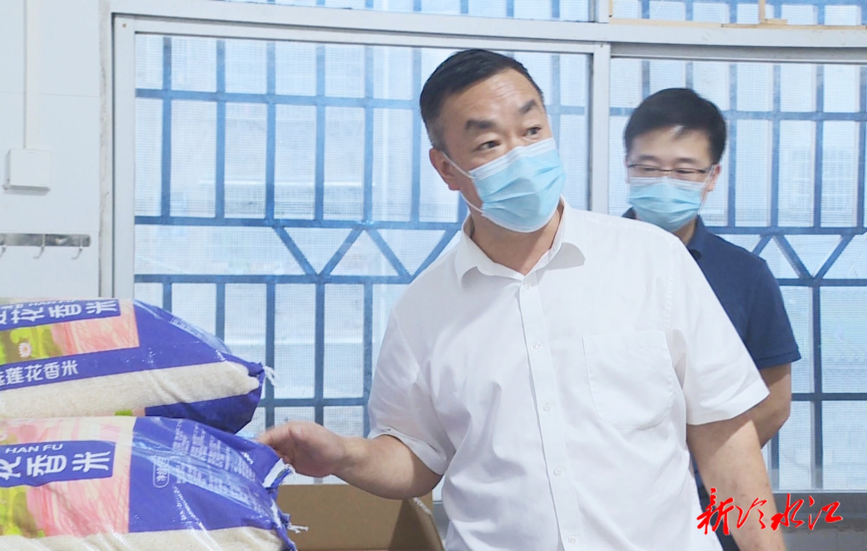 陳創業督導“校園餐”工作并陪餐