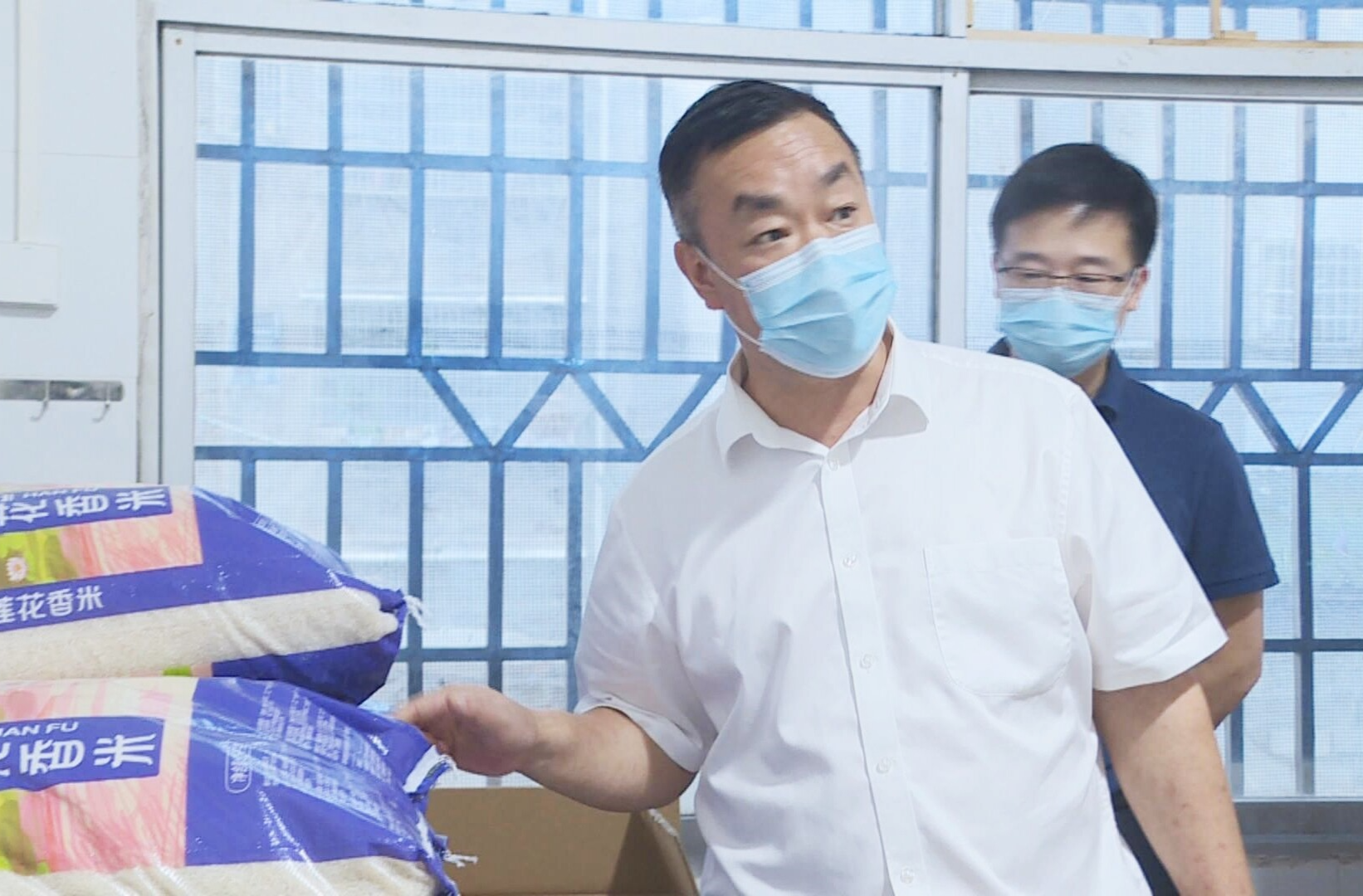 陳創業督導“校園餐”工作并陪餐
