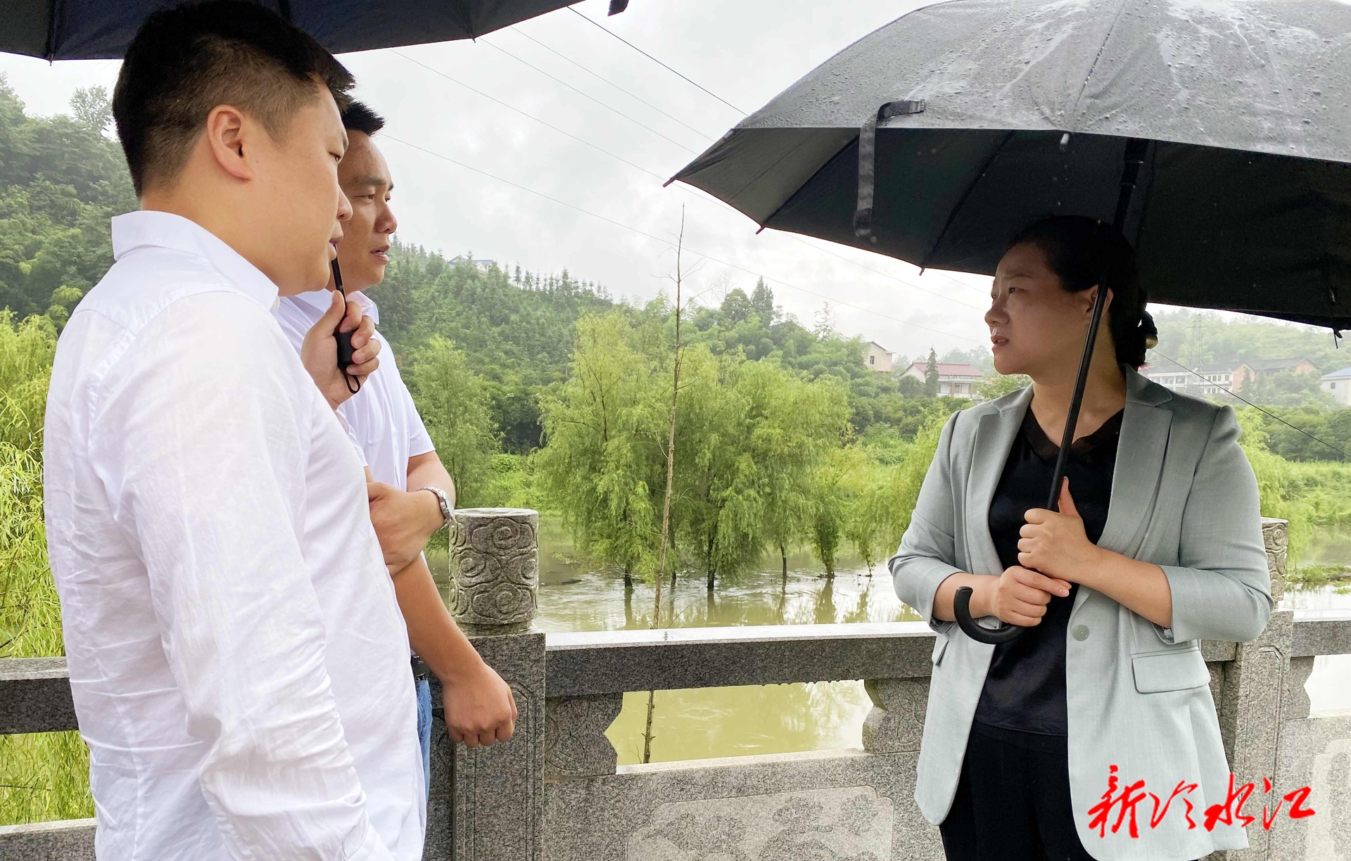 陳衛(wèi)紅督導(dǎo)防汛、防溺水工作并巡河