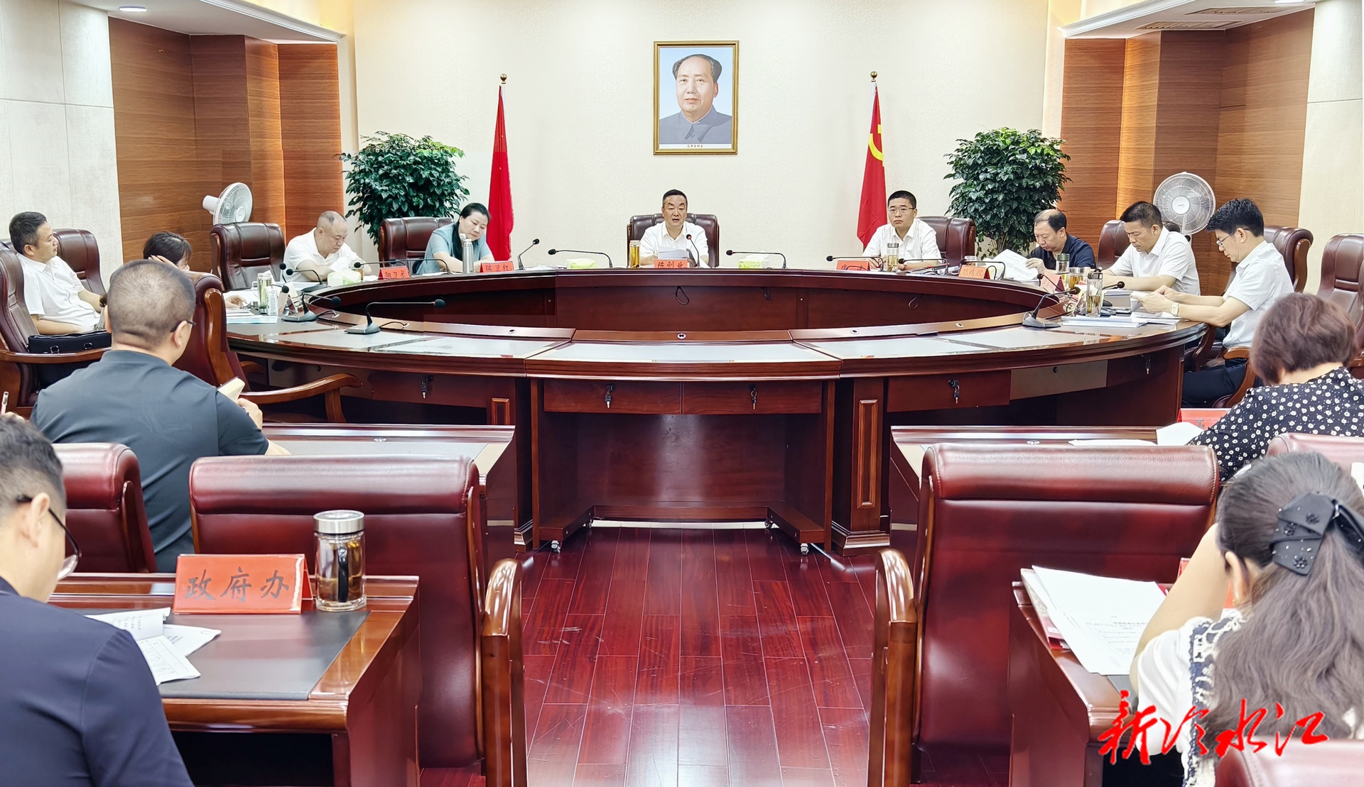 陳創業主持召開市委常委會會議