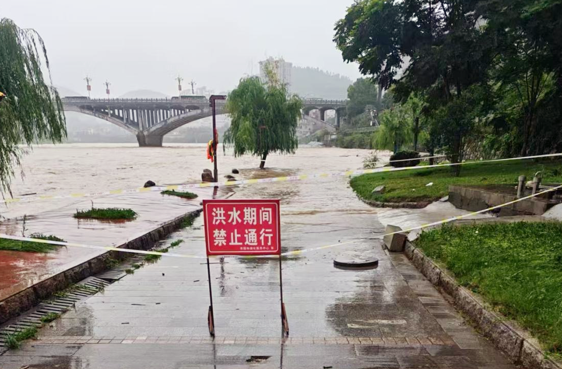防汛進行時|冷水江：資江水位暴漲，濱江公園進入警戒狀態