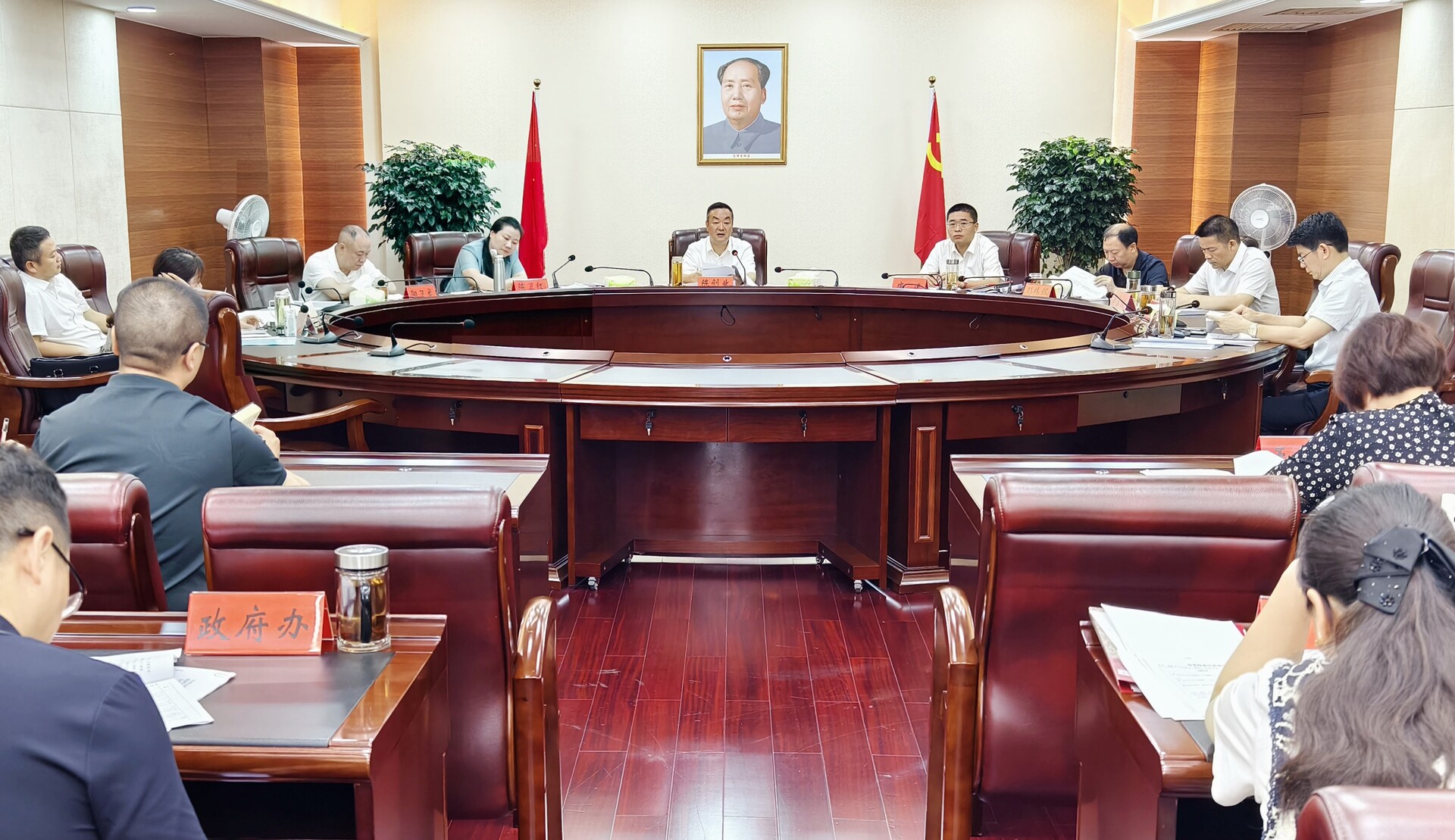 陳創業主持召開市委常委會會議