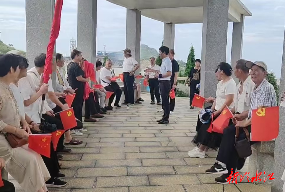 冷水江街道：銀齡踐學(xué)揚(yáng)正氣 禮敬榮光映初心