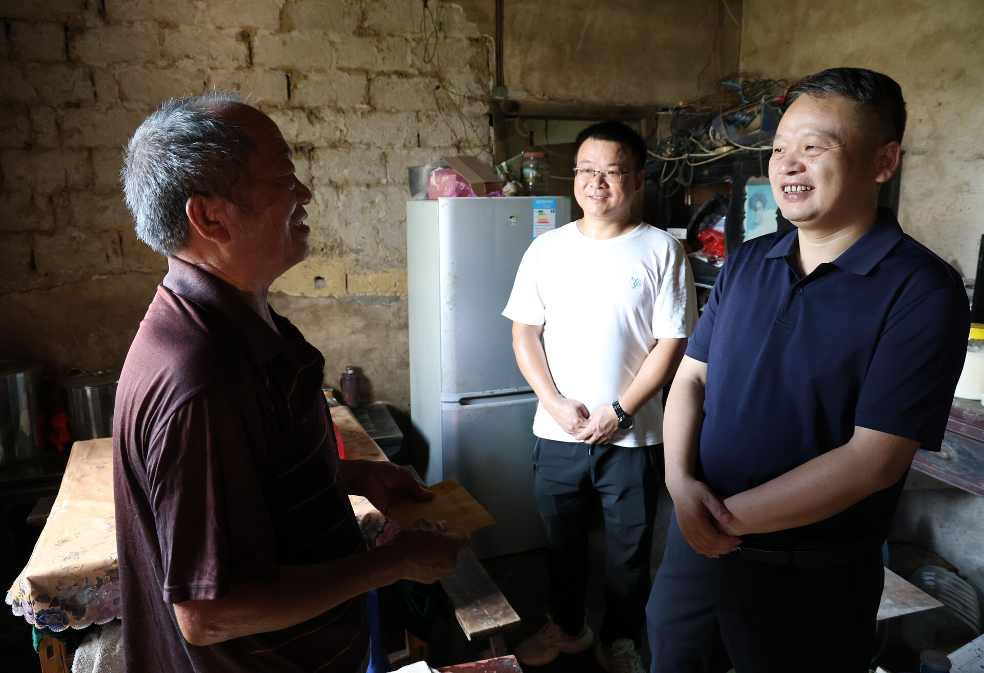 慶“七一” 肖志豪走訪慰問生活困難黨員