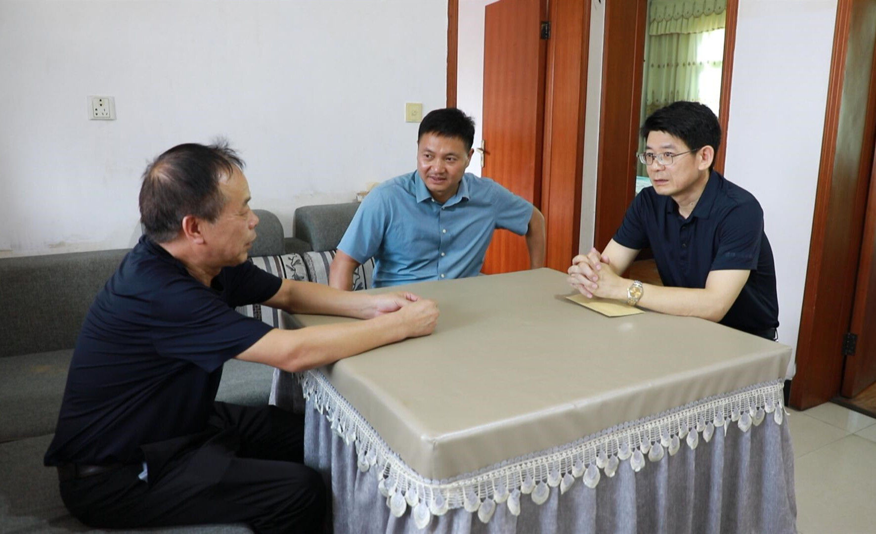 慶“七一” 伍龍光走訪慰問生活困難黨員