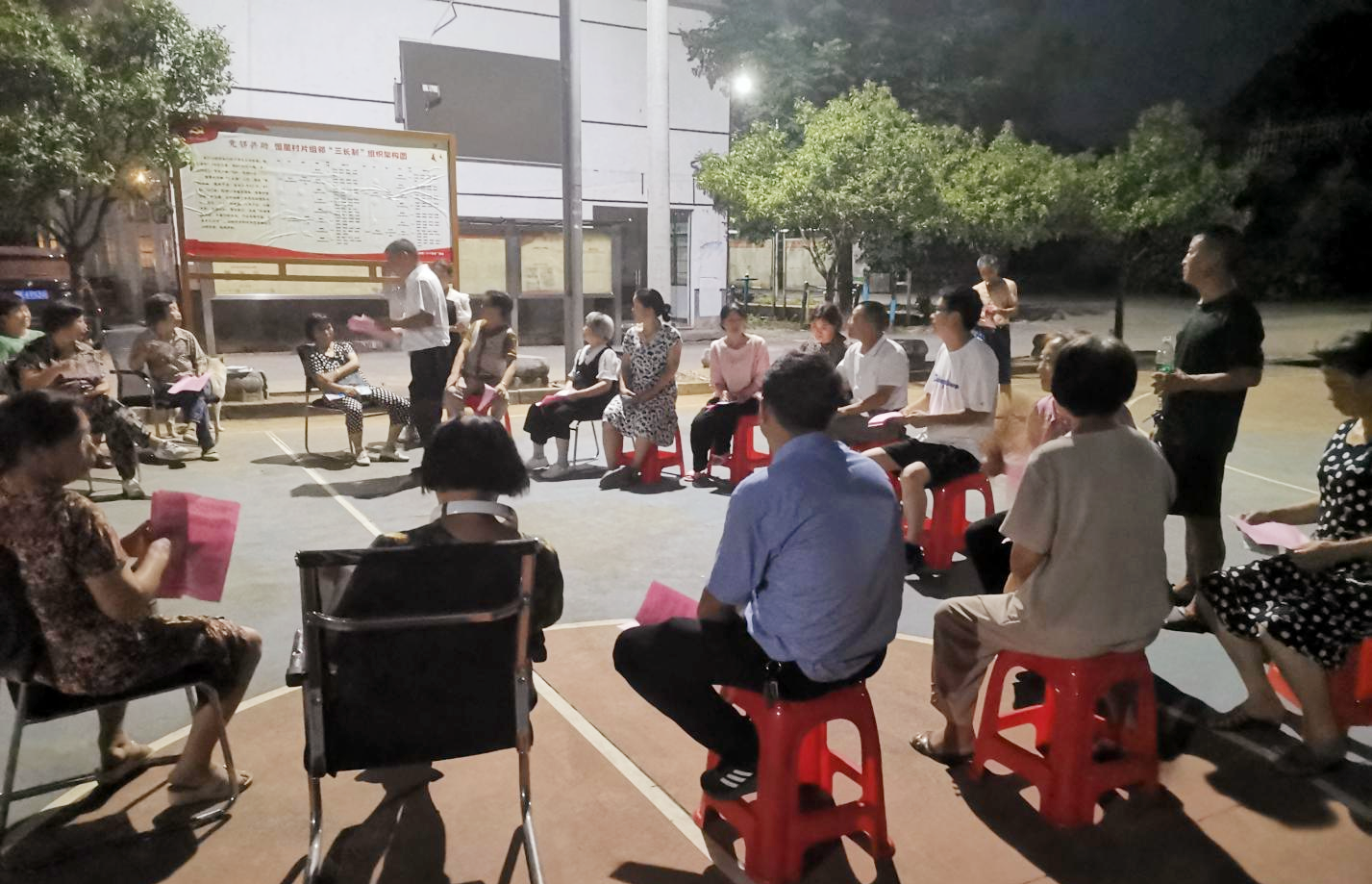 冷水江市金竹山鎮(zhèn)開展“掃黃打非”屋場會宣講活動